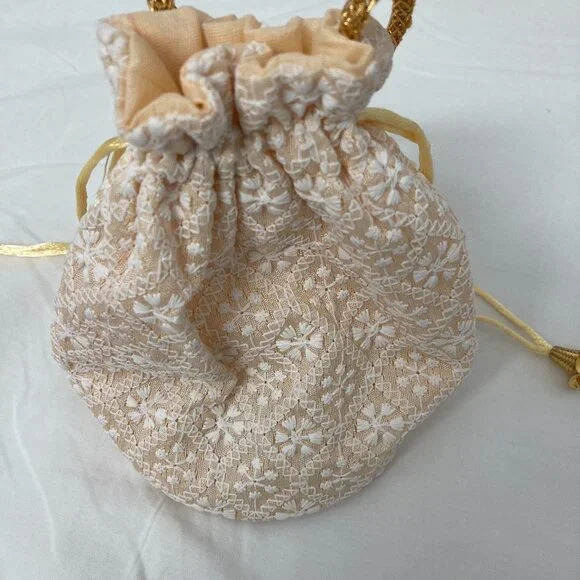 NWOT Indian Lucknow embroidery Wristlet - Picture 2 of 3